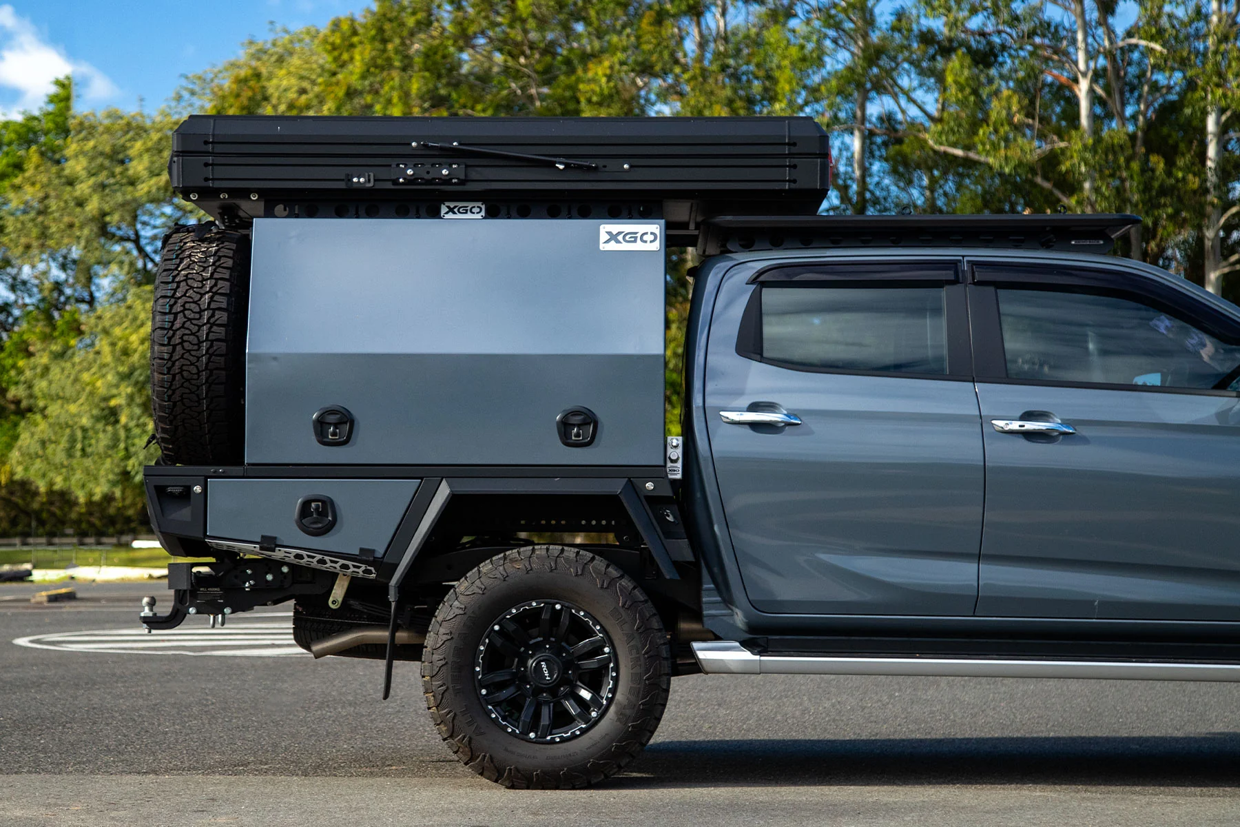 D-MAX side profile, blue XGO canopy