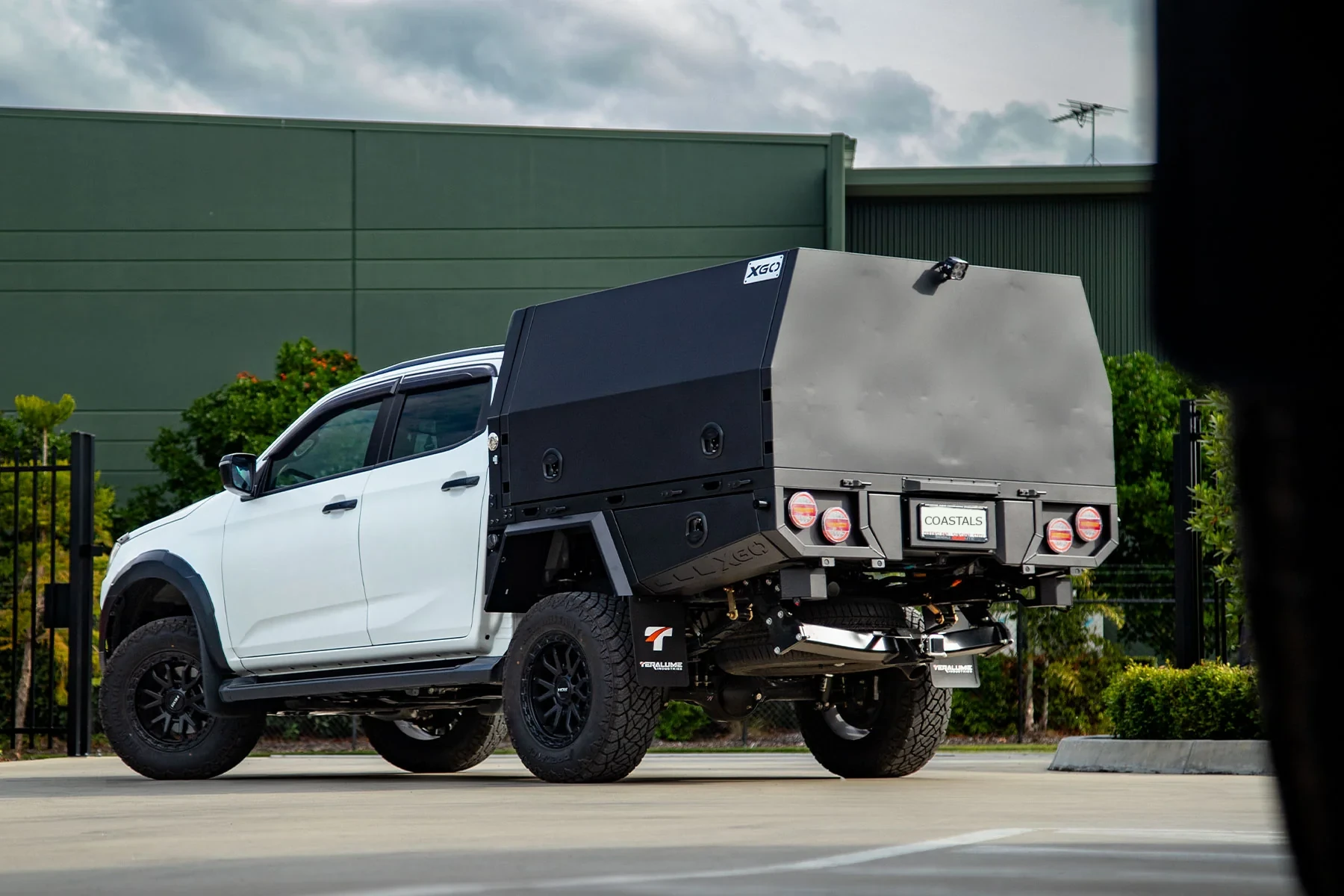 D-MAX rear view, black Teralume canopy