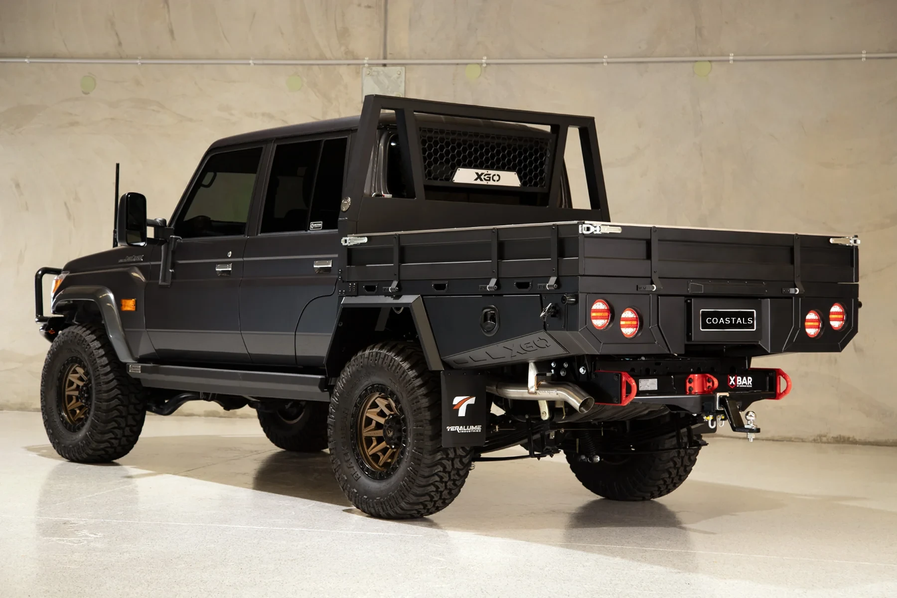 LandCruiser rear view, Teralume black canopy